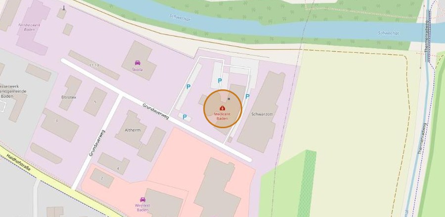 Karte des Standorts: Das MEDICENT Baden liegt am Grundauerweg 15, zwischen Haidhofstraße und dem Fluss Schwechat. Hauseigene Parkplätze sind direkt daneben eingezeichnet.